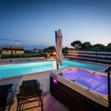 Holiday home Beeindruckende Mit Sauna, Privatpool, Whirlpool, Panorama Meerblick