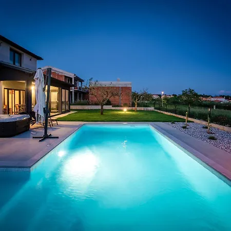 Holiday home Beeindruckende Mit Sauna, Privatpool, Whirlpool, Panorama Meerblick *