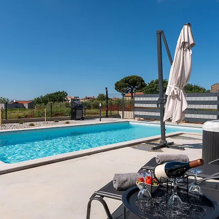 Holiday home Beeindruckende Mit Sauna, Privatpool, Whirlpool, Panorama Meerblick Kastelir
