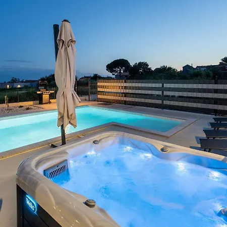 Holiday home Beeindruckende Mit Sauna, Privatpool, Whirlpool, Panorama Meerblick *